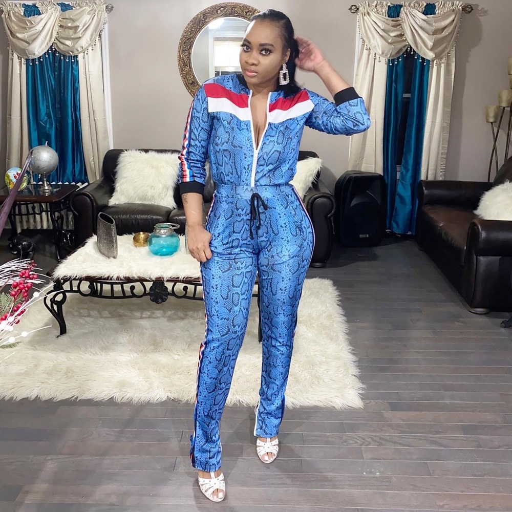 Women tracksuit
